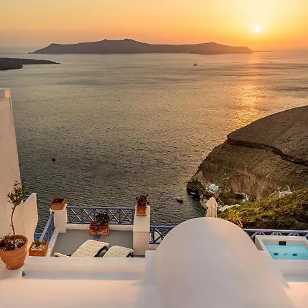 Golden Grey Goose * Fira (Santorini)