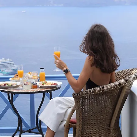 Golden Grey Goose * Fira (Santorini)