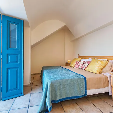 Golden Grey Goose * Fira (Santorini)