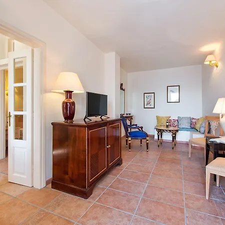 Golden Grey Goose * Fira (Santorini)