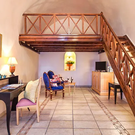 Golden Grey Goose * Fira (Santorini)