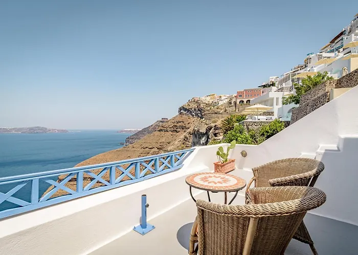 Golden Grey Goose * Fira (Santorini)