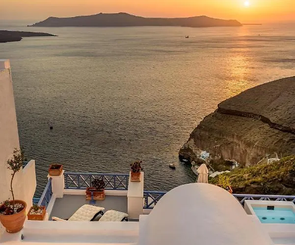 Golden Grey Goose * Fira (Santorini)