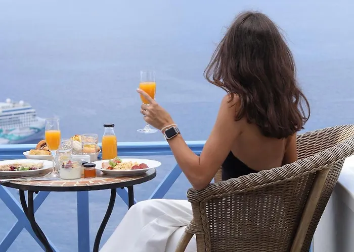 Golden Grey Goose * Fira (Santorini)