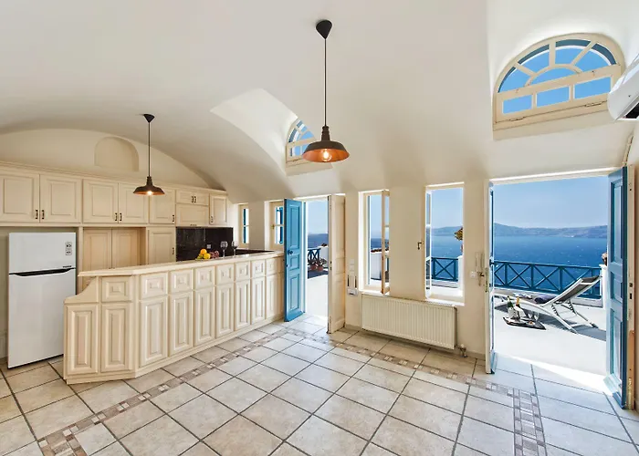 Golden Grey Goose * Fira (Santorini)