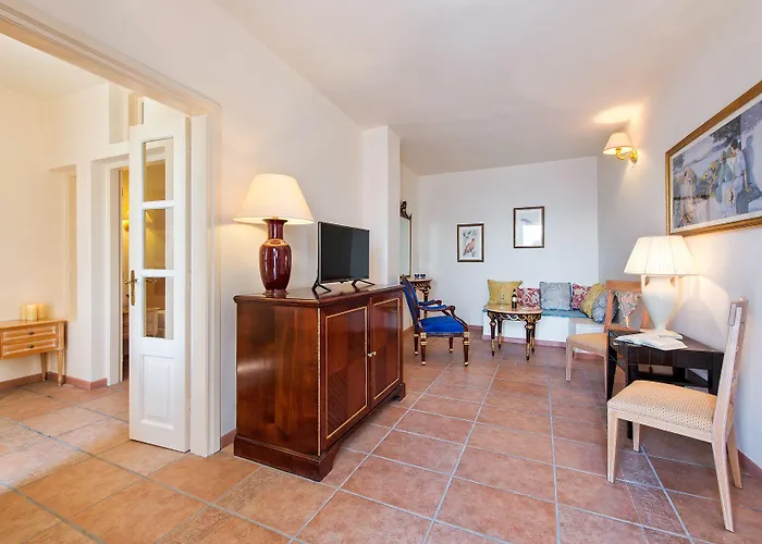 Golden Grey Goose * סנטוריני