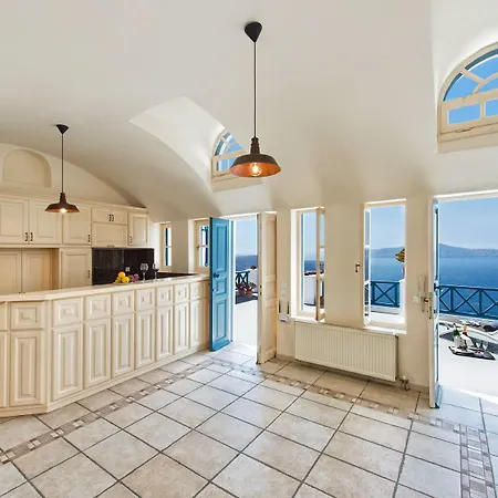 Golden Grey Goose * Fira (Santorini)